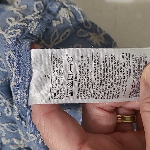 Old Navy blue top with embroidered floral pattern with puff sleeves size Large - Picture 6 of 7